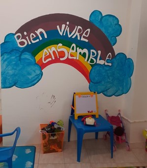 Image montrant des jouets d'enfants et un graphe mural représentant un arc-en-ciel dans les nuages, avec le texte "Bien vivre ensemble" | Source : CRESS de La Réunion - www.cress-reunion.com