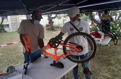 Image montrant deux hommes en train de réparer un vélo | Source : CRESS de La Réunion - www.cress-reunion.com